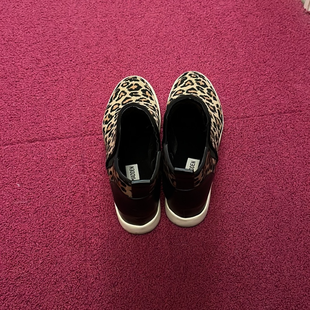 Steve Madden leopard sneakers. Size 7.5 - Picture 2 of 4